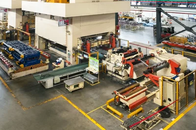 Se puso en funcionamiento una línea de producción automatizada de estampación inteligente flexible compuesta de 800 T + 1200 T.